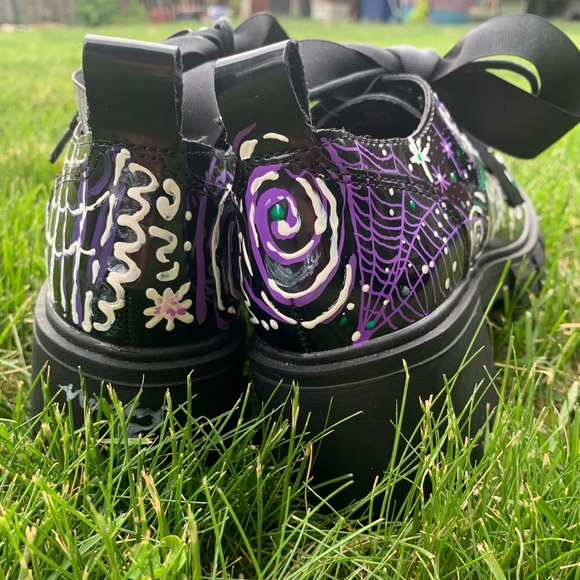 Women’s Hand painted Bat and flower Goth size 6 Platform heeled lace up shoes - Picture 2 of 3